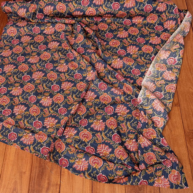 〔1m切り売り〕カンタ刺繍がかわいい　ボタニカルデザインの布　ネイビー系〔幅約111cm〕 6 - 全体写真です
