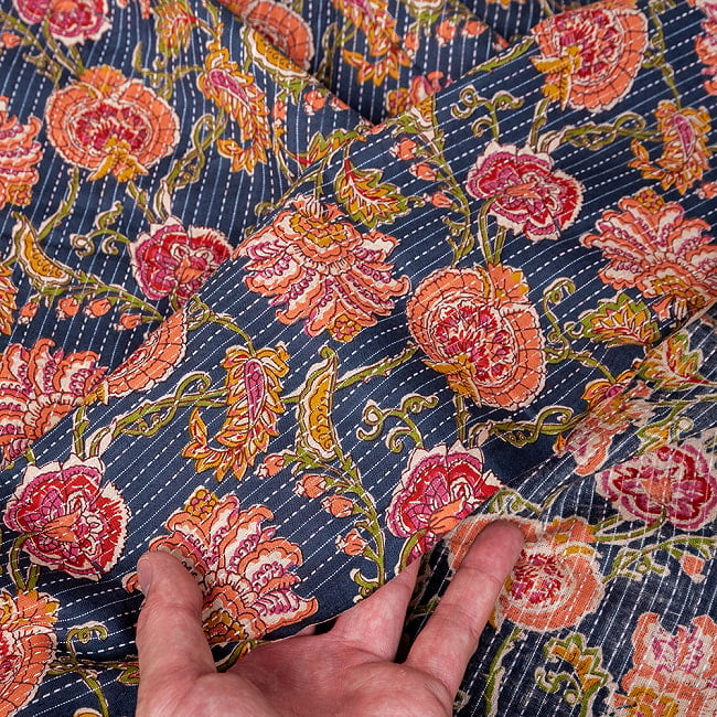 〔1m切り売り〕カンタ刺繍がかわいい　ボタニカルデザインの布　ネイビー系〔幅約111cm〕 7 - 生地の拡大写真です