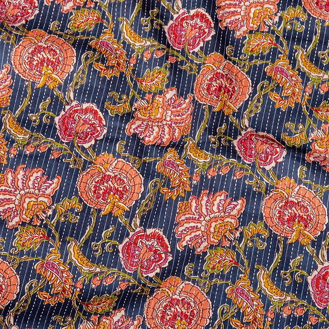〔1m切り売り〕カンタ刺繍がかわいい　ボタニカルデザインの布　ネイビー系〔幅約111cm〕の写真1枚目です。インドの伝統を感じる、素敵な生地です。ランニング・ステッチ,刺し子,刺繍,切り売り,量り売り布,アジア布 量り売り,手芸,裁縫,生地,アジアン,ファブリック