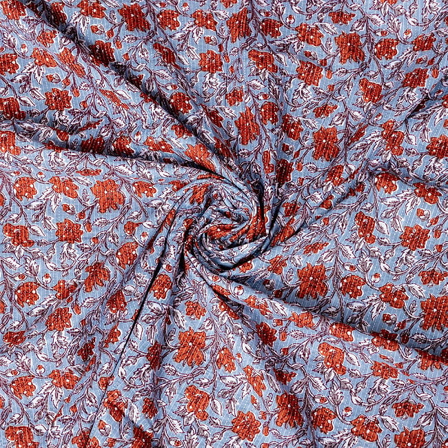 〔1m切り売り〕カンタ刺繍がかわいい　ボタニカルデザインの布　水色系〔幅約114cm〕 4 - 拡大写真です