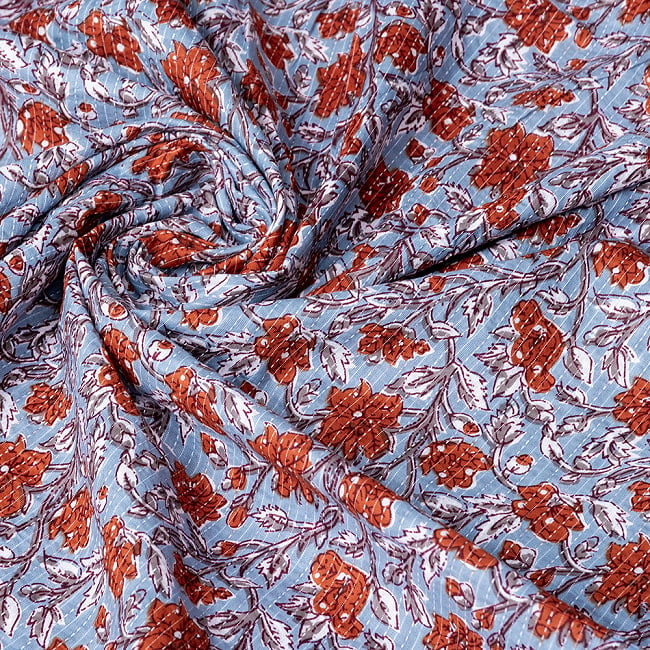 〔1m切り売り〕カンタ刺繍がかわいい　ボタニカルデザインの布　水色系〔幅約114cm〕 5 - インドならではの風合い