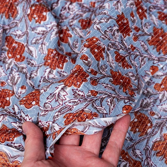 〔1m切り売り〕カンタ刺繍がかわいい　ボタニカルデザインの布　水色系〔幅約114cm〕 7 - 生地の拡大写真です