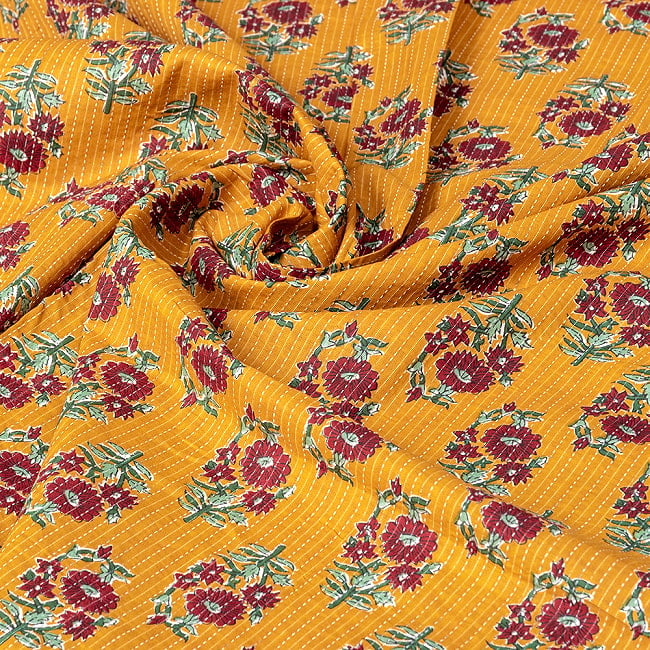 〔1m切り売り〕カンタ刺繍がかわいい　ボタニカルデザインの布　マスタード系〔幅約109cm〕 5 - インドならではの風合い