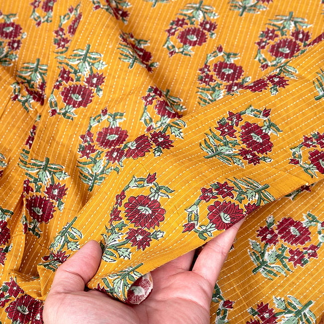 〔1m切り売り〕カンタ刺繍がかわいい　ボタニカルデザインの布　マスタード系〔幅約109cm〕 7 - 生地の拡大写真です