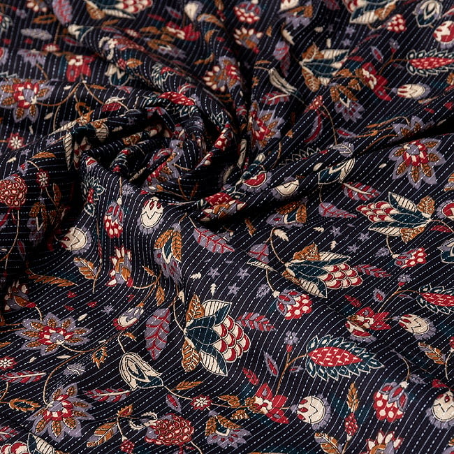 〔1m切り売り〕カンタ刺繍がかわいい　ボタニカルデザインの布　ブラック系〔幅約108cm〕 5 - インドならではの風合い