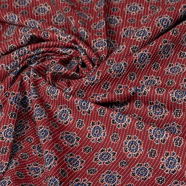 〔1m切り売り〕カンタ刺繍がかわいい　ボタニカルデザインの布　えんじ系〔幅約110cm〕 5 - インドならではの風合い