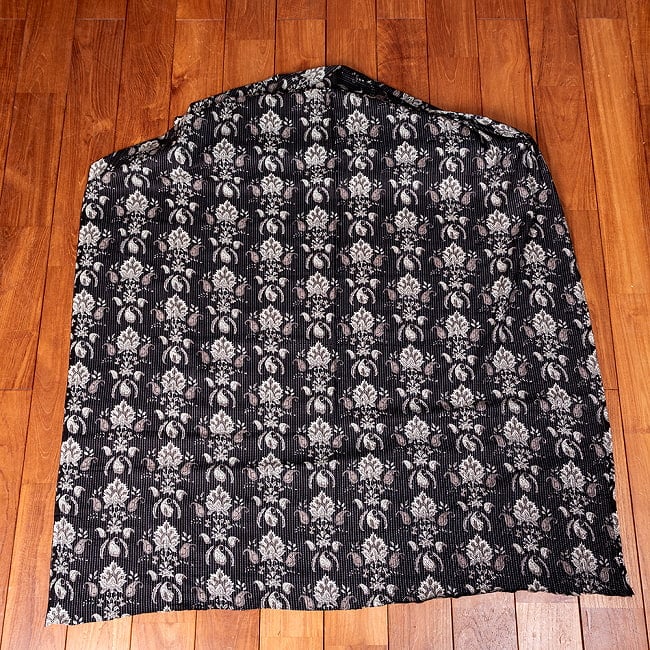 〔1m切り売り〕カンタ刺繍がかわいい　ボタニカルデザインの布　ブラック系〔幅約111cm〕 2 - 1m単位で、ご注文個数に応じた長さでお送りいたします。横幅100cm以上ある大きな布なので、たっぷり使えます。