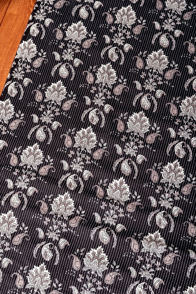 〔1m切り売り〕カンタ刺繍がかわいい　ボタニカルデザインの布　ブラック系〔幅約111cm〕 3 - とても良い雰囲気
