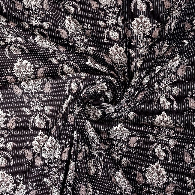 〔1m切り売り〕カンタ刺繍がかわいい　ボタニカルデザインの布　ブラック系〔幅約111cm〕 4 - 拡大写真です