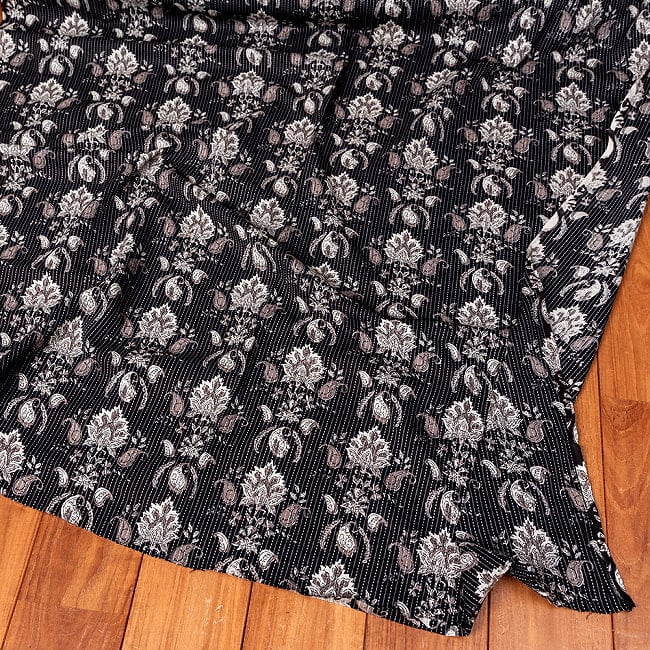 〔1m切り売り〕カンタ刺繍がかわいい　ボタニカルデザインの布　ブラック系〔幅約111cm〕 6 - 全体写真です