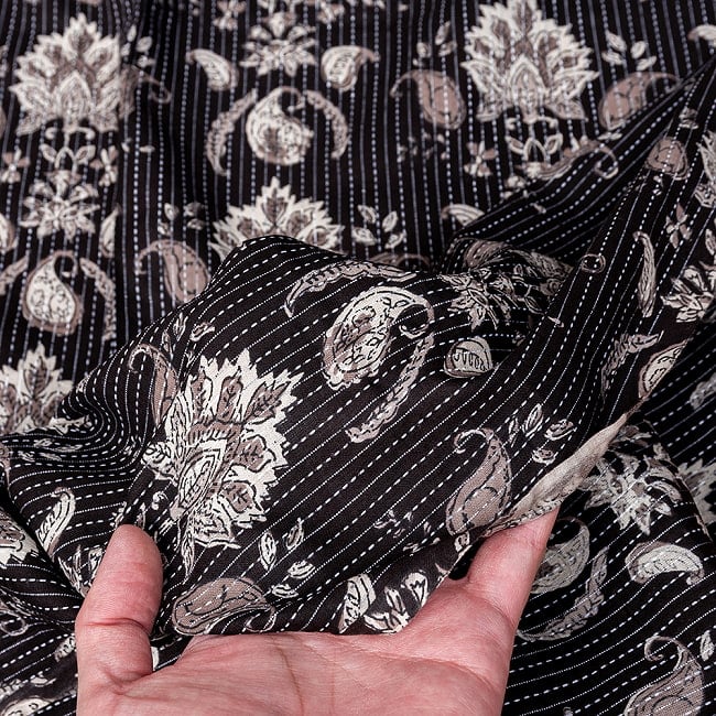 〔1m切り売り〕カンタ刺繍がかわいい　ボタニカルデザインの布　ブラック系〔幅約111cm〕 7 - 生地の拡大写真です