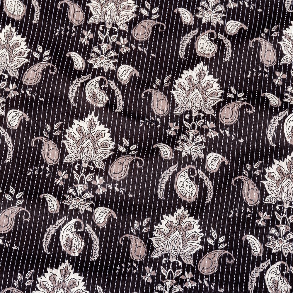 【3個セット】〔1m切り売り〕カンタ刺繍がかわいい　ボタニカルデザインの布　ブラック系〔幅約111cm〕1枚目の説明写真です