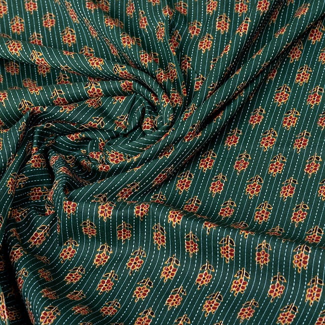 〔1m切り売り〕カンタ刺繍がかわいい　ボタニカルデザインの布　フォレスト系〔幅約108cm〕 5 - インドならではの風合い