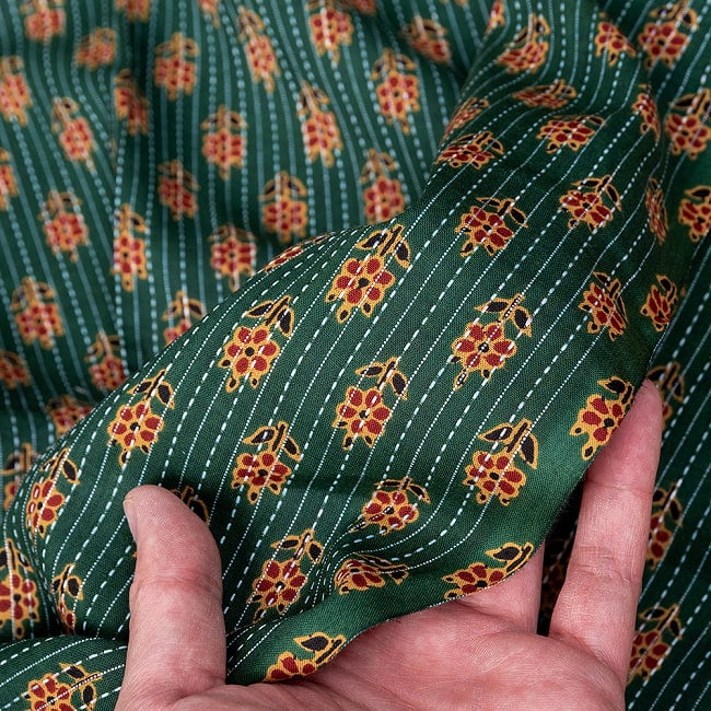 〔1m切り売り〕カンタ刺繍がかわいい　ボタニカルデザインの布　フォレスト系〔幅約108cm〕 7 - 生地の拡大写真です