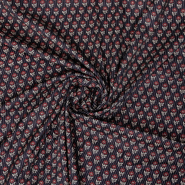 〔1m切り売り〕カンタ刺繍がかわいい　ボタニカルデザインの布　ブラック系〔幅約110cm〕 4 - 拡大写真です