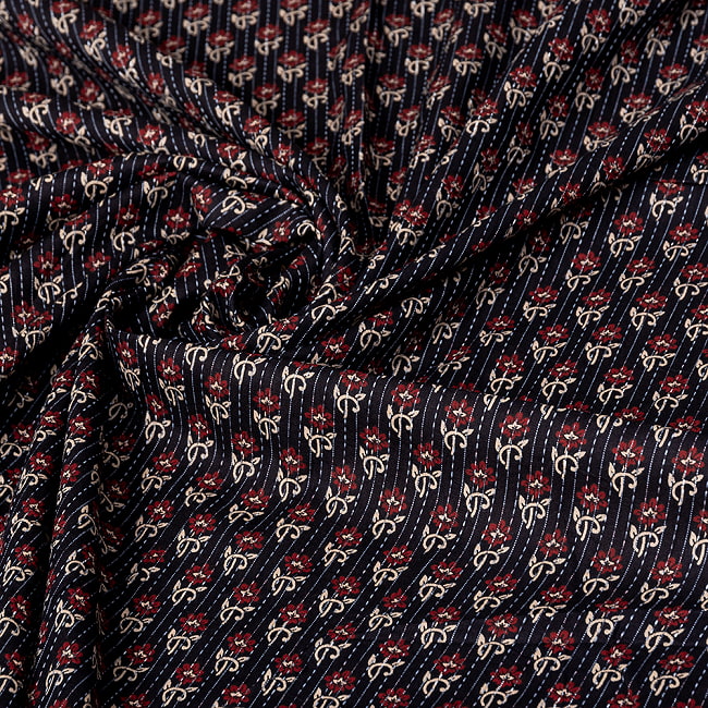 〔1m切り売り〕カンタ刺繍がかわいい　ボタニカルデザインの布　ブラック系〔幅約110cm〕 5 - インドならではの風合い
