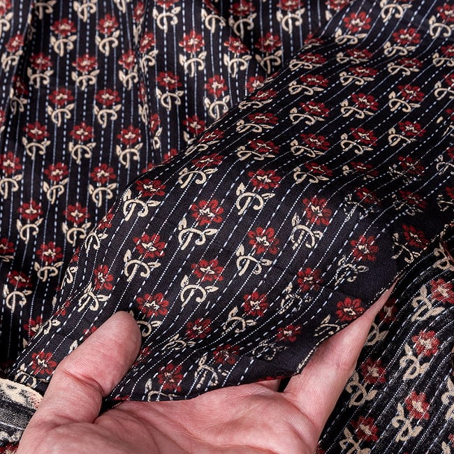 〔1m切り売り〕カンタ刺繍がかわいい　ボタニカルデザインの布　ブラック系〔幅約110cm〕 7 - 生地の拡大写真です