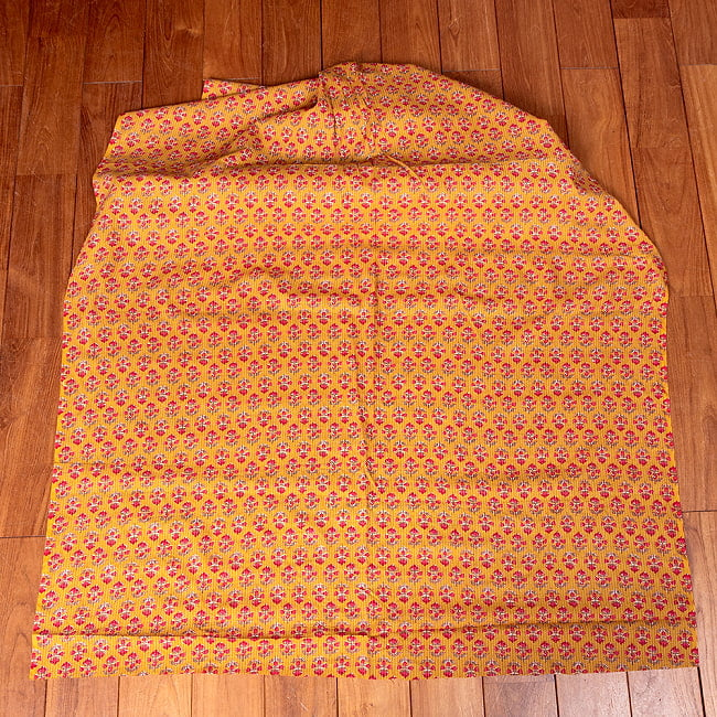 〔1m切り売り〕カンタ刺繍がかわいい　ボタニカルデザインの布　マスタード系〔幅約110cm〕 2 - 1m単位で、ご注文個数に応じた長さでお送りいたします。横幅100cm以上ある大きな布なので、たっぷり使えます。