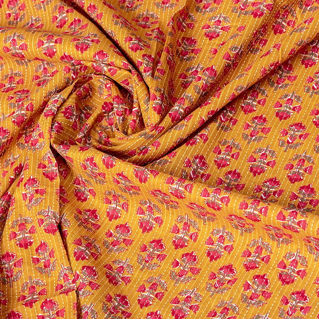 〔1m切り売り〕カンタ刺繍がかわいい　ボタニカルデザインの布　マスタード系〔幅約110cm〕 5 - インドならではの風合い