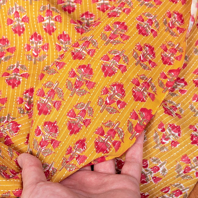 〔1m切り売り〕カンタ刺繍がかわいい　ボタニカルデザインの布　マスタード系〔幅約110cm〕 7 - 生地の拡大写真です