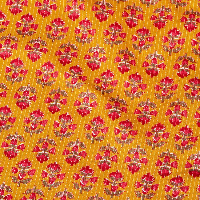 〔1m切り売り〕カンタ刺繍がかわいい　ボタニカルデザインの布　マスタード系〔幅約110cm〕の写真1枚目です。インドの伝統を感じる、素敵な生地です。ランニング・ステッチ,刺し子,刺繍,切り売り,量り売り布,アジア布 量り売り,手芸,裁縫,生地,アジアン,ファブリック