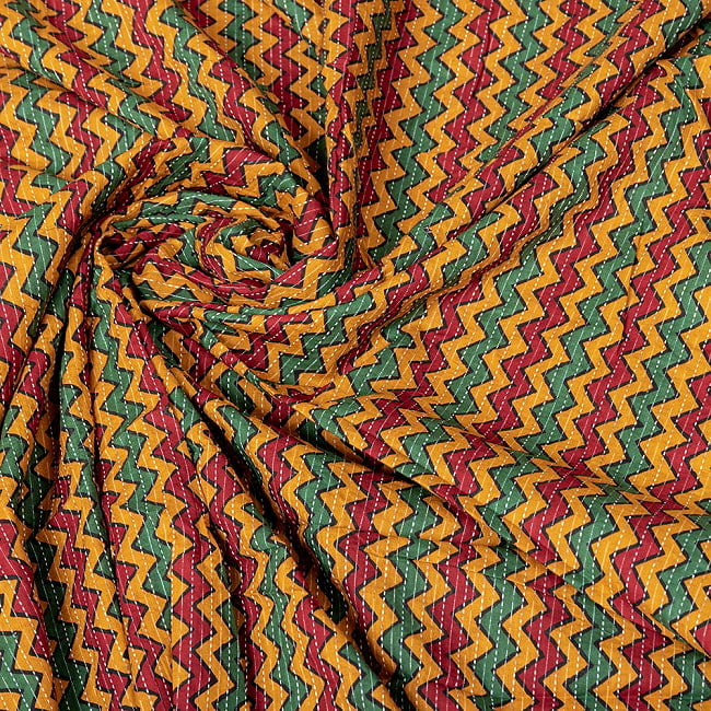 〔1m切り売り〕カンタ刺繍がかわいい　ジグザグ模様　シェブロン・ストライプ布　ラスタ　ラスタ系〔幅約112cm〕 5 - インドならではの風合い