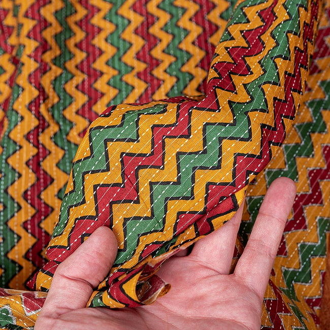 〔1m切り売り〕カンタ刺繍がかわいい　ジグザグ模様　シェブロン・ストライプ布　ラスタ　ラスタ系〔幅約112cm〕 7 - 生地の拡大写真です