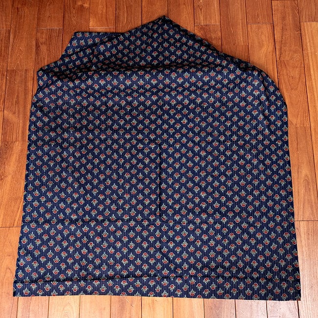 〔1m切り売り〕カンタ刺繍がかわいい　ボタニカルデザインの布　ネイビー系〔幅約112cm〕 2 - 1m単位で、ご注文個数に応じた長さでお送りいたします。横幅100cm以上ある大きな布なので、たっぷり使えます。
