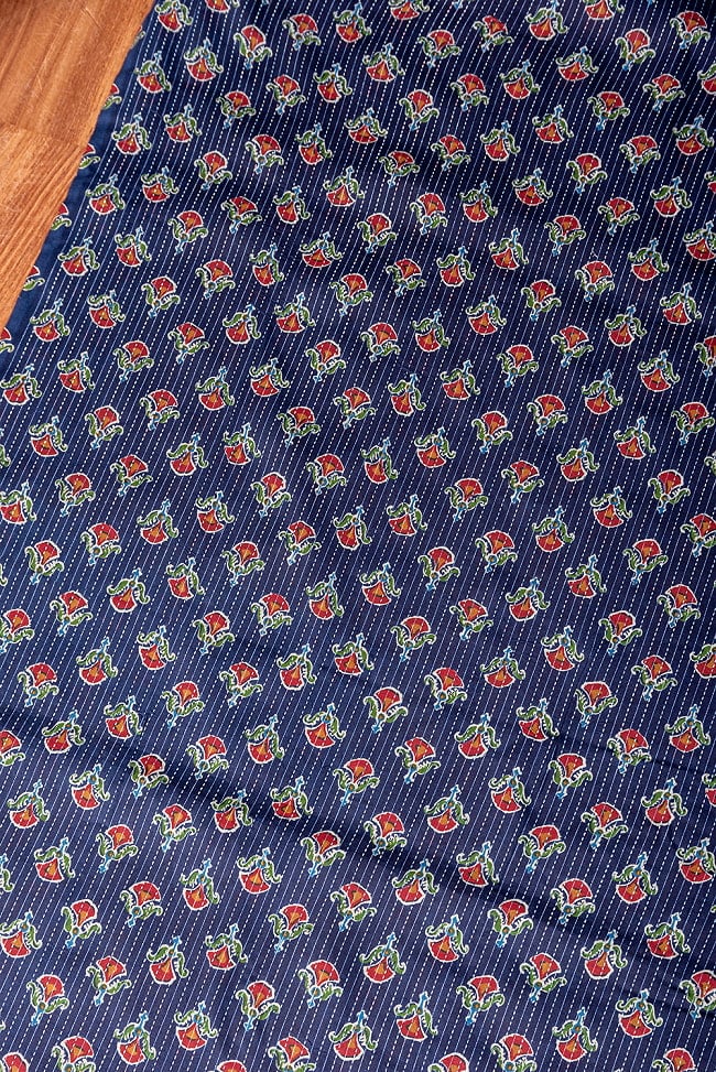 〔1m切り売り〕カンタ刺繍がかわいい　ボタニカルデザインの布　ネイビー系〔幅約112cm〕 3 - とても良い雰囲気