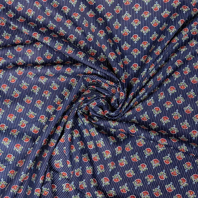 〔1m切り売り〕カンタ刺繍がかわいい　ボタニカルデザインの布　ネイビー系〔幅約112cm〕 4 - 拡大写真です
