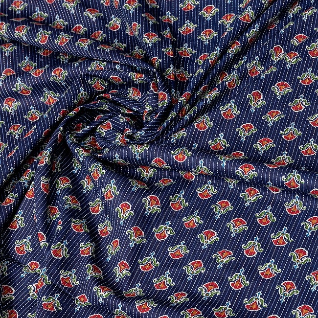 〔1m切り売り〕カンタ刺繍がかわいい　ボタニカルデザインの布　ネイビー系〔幅約112cm〕 5 - インドならではの風合い