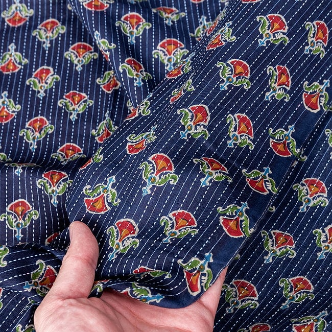 〔1m切り売り〕カンタ刺繍がかわいい　ボタニカルデザインの布　ネイビー系〔幅約112cm〕 7 - 生地の拡大写真です