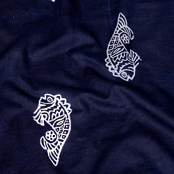 【3個セット】〔1m切り売り〕伝統の木版染め　シンプルでかわいい動物デザイン布　お魚さん　ブラック系〔幅約110cm〕の写真