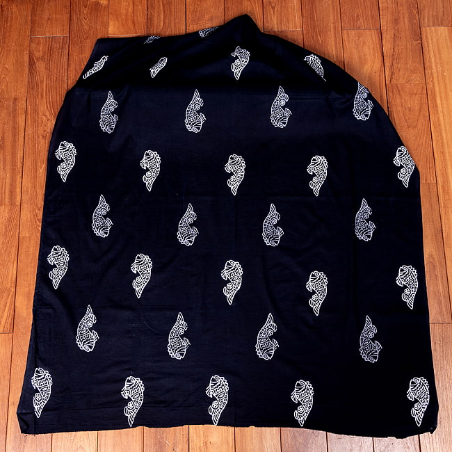 〔1m切り売り〕伝統の木版染め　シンプルでかわいい動物デザイン布　お魚さん　ブラック系〔幅約110cm〕 2 - 1m単位で、ご注文個数に応じた長さでお送りいたします。横幅100cm以上ある大きな布なので、たっぷり使えます。