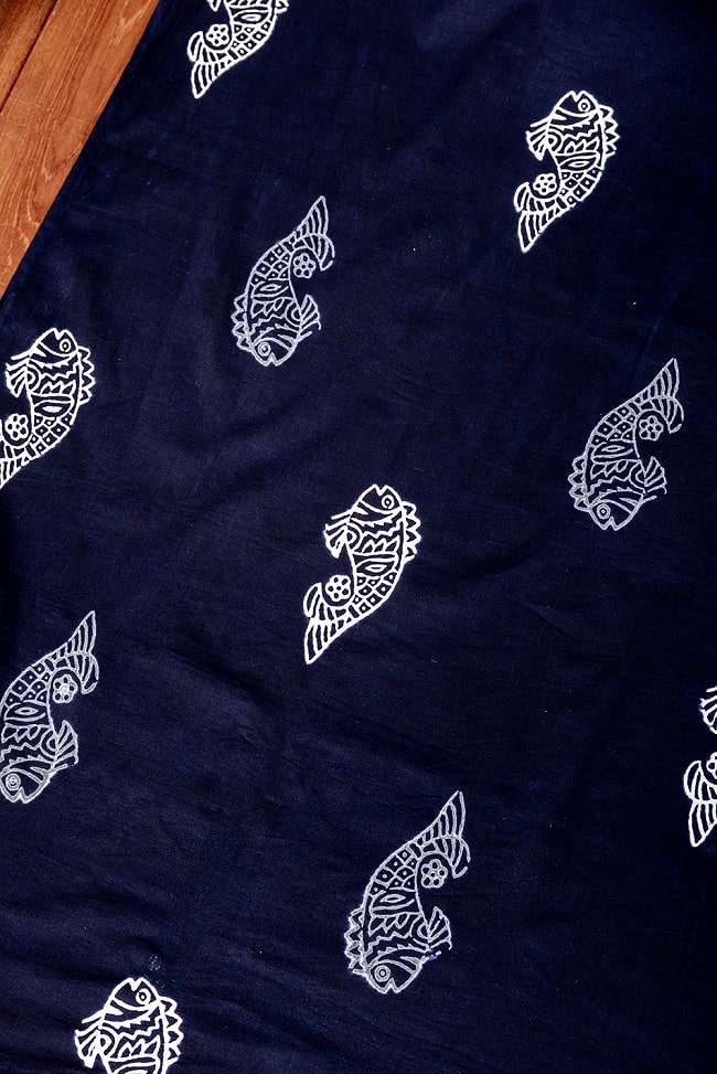 〔1m切り売り〕伝統の木版染め　シンプルでかわいい動物デザイン布　お魚さん　ブラック系〔幅約110cm〕 3 - とても良い雰囲気