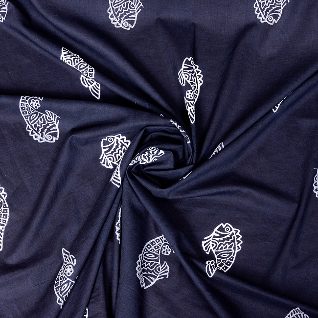 〔1m切り売り〕伝統の木版染め　シンプルでかわいい動物デザイン布　お魚さん　ブラック系〔幅約110cm〕 4 - 拡大写真です