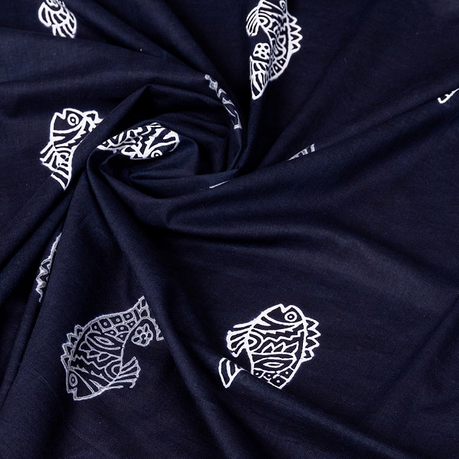 〔1m切り売り〕伝統の木版染め　シンプルでかわいい動物デザイン布　お魚さん　ブラック系〔幅約110cm〕 5 - インドならではの風合い