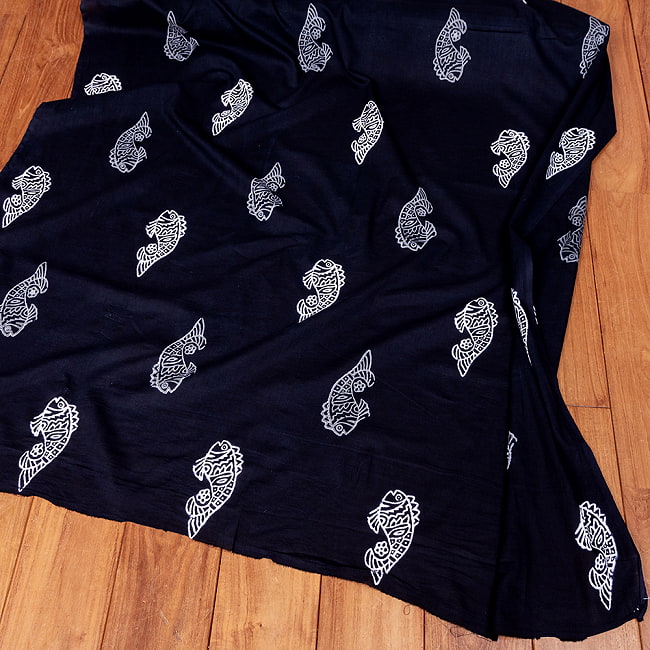 〔1m切り売り〕伝統の木版染め　シンプルでかわいい動物デザイン布　お魚さん　ブラック系〔幅約110cm〕 6 - 全体写真です