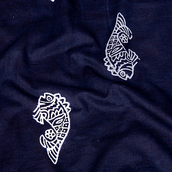 〔1m切り売り〕伝統の木版染め　シンプルでかわいい動物デザイン布　お魚さん　ブラック系〔幅約110cm〕の商品写真