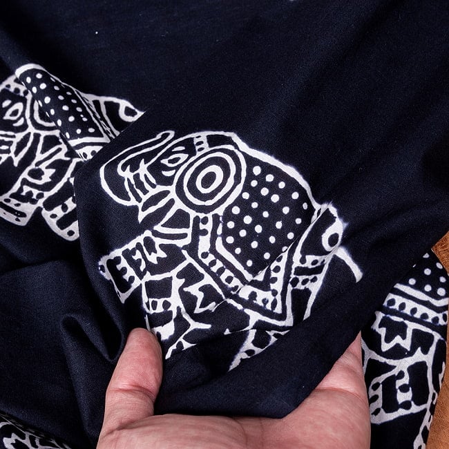 〔1m切り売り〕伝統の木版染め　シンプルでかわいい動物デザイン布　象さん　ブラック系〔幅約107cm〕 7 - 生地の拡大写真です