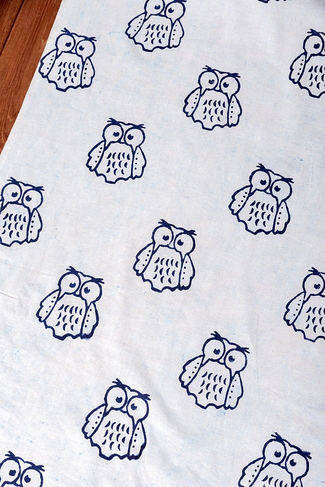 〔1m切り売り〕伝統の木版染め　シンプルでかわいい動物デザイン布　フクロウさん　ホワイト＆ブルー系〔幅約112cm〕 3 - とても良い雰囲気