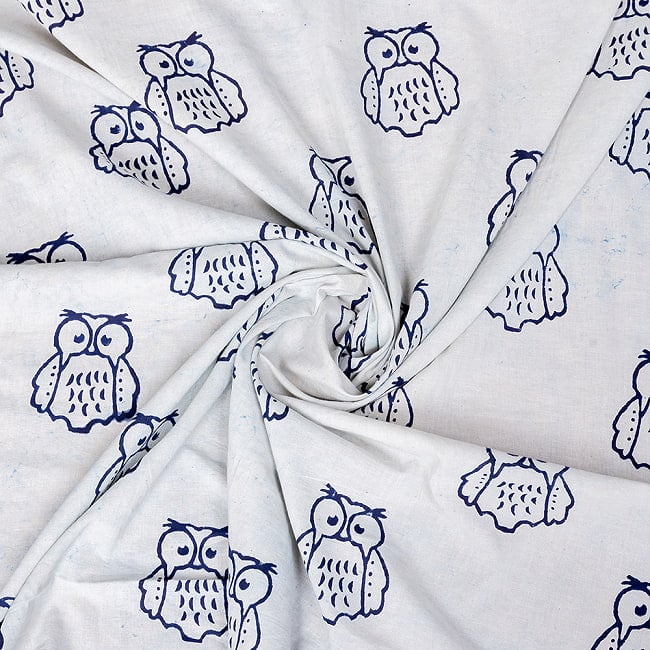 〔1m切り売り〕伝統の木版染め　シンプルでかわいい動物デザイン布　フクロウさん　ホワイト＆ブルー系〔幅約112cm〕 4 - 拡大写真です