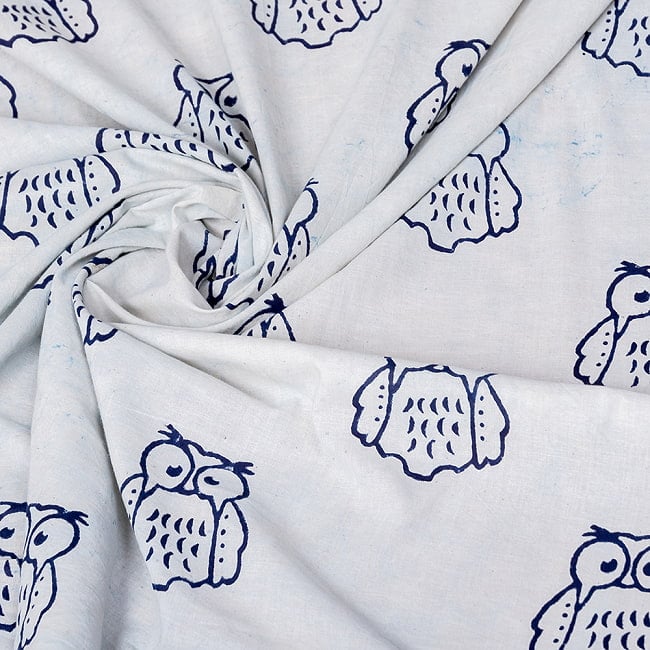 〔1m切り売り〕伝統の木版染め　シンプルでかわいい動物デザイン布　フクロウさん　ホワイト＆ブルー系〔幅約112cm〕 5 - インドならではの風合い