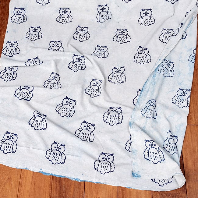 〔1m切り売り〕伝統の木版染め　シンプルでかわいい動物デザイン布　フクロウさん　ホワイト＆ブルー系〔幅約112cm〕 6 - 全体写真です