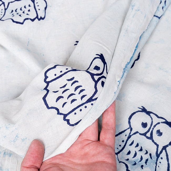 〔1m切り売り〕伝統の木版染め　シンプルでかわいい動物デザイン布　フクロウさん　ホワイト＆ブルー系〔幅約112cm〕 7 - 生地の拡大写真です