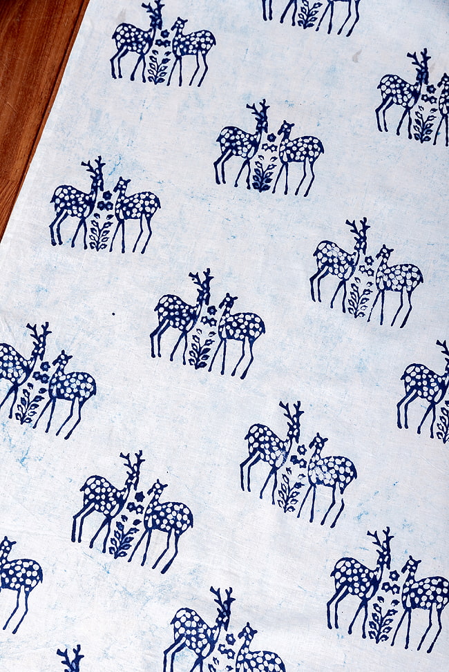 〔1m切り売り〕伝統の木版染め　シンプルでかわいい動物デザイン布　シカさん　ホワイト＆ブルー系〔幅約113cm〕 3 - とても良い雰囲気