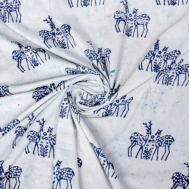 〔1m切り売り〕伝統の木版染め　シンプルでかわいい動物デザイン布　シカさん　ホワイト＆ブルー系〔幅約113cm〕 4 - 拡大写真です