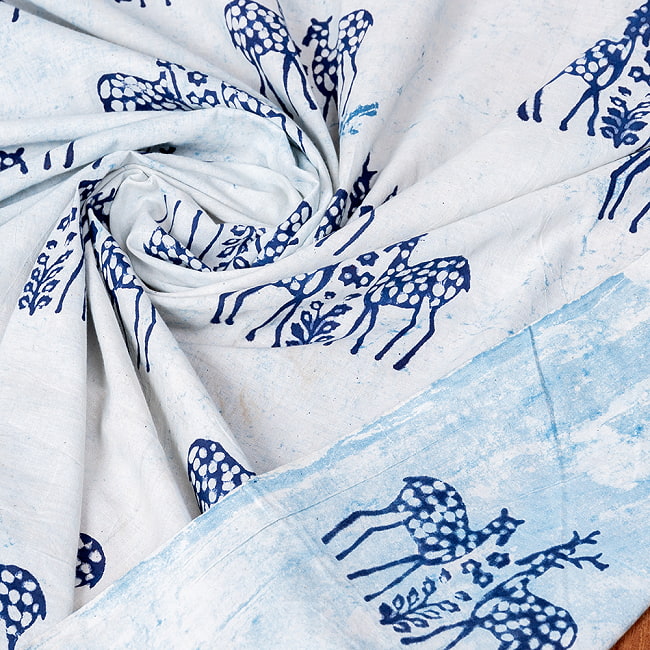 〔1m切り売り〕伝統の木版染め　シンプルでかわいい動物デザイン布　シカさん　ホワイト＆ブルー系〔幅約113cm〕 5 - インドならではの風合い
