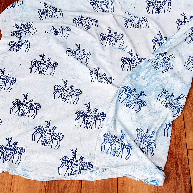 〔1m切り売り〕伝統の木版染め　シンプルでかわいい動物デザイン布　シカさん　ホワイト＆ブルー系〔幅約113cm〕 6 - 全体写真です