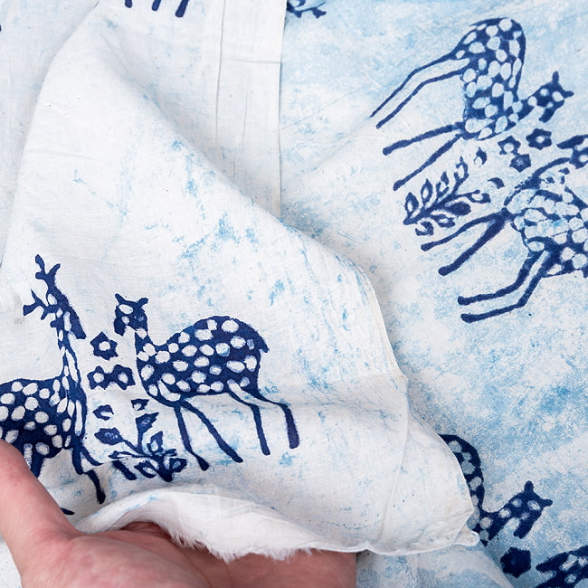〔1m切り売り〕伝統の木版染め　シンプルでかわいい動物デザイン布　シカさん　ホワイト＆ブルー系〔幅約113cm〕 7 - 生地の拡大写真です